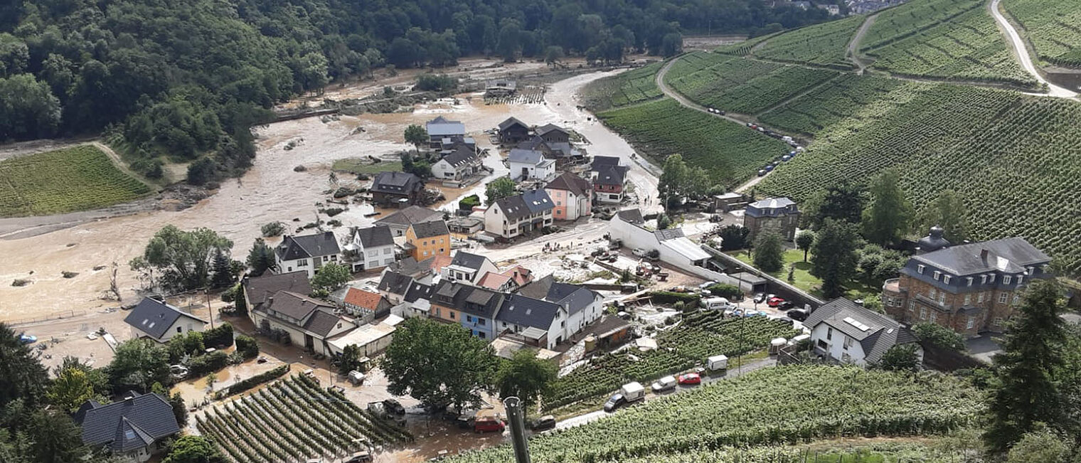 Luftaufnahme von Dernau und den Schäden durch das Hochwasser