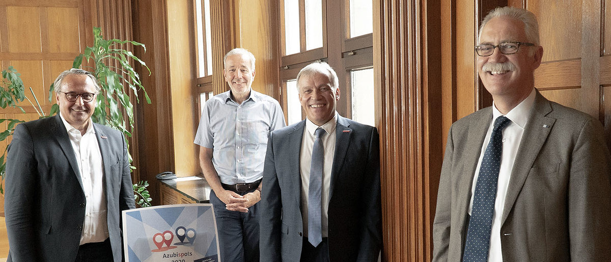 Sie gehen mit ihrer Aktion gemeinsam in die Offensive (von links) Ralf Hellrich (HwK Koblenz), Frank Schmidt (Agentur für Arbeit), Kurt Krautscheid (HwK) und Arne Rössel (IHK Koblenz). Sie gehen mit ihrer Aktion gemeinsam in die Offensive (von links) Ralf Hellrich (HwK Koblenz), Frank Schmidt (Agentur für Arbeit), Kurt Krautscheid (HwK) und Arne Rössel (IHK Koblenz).