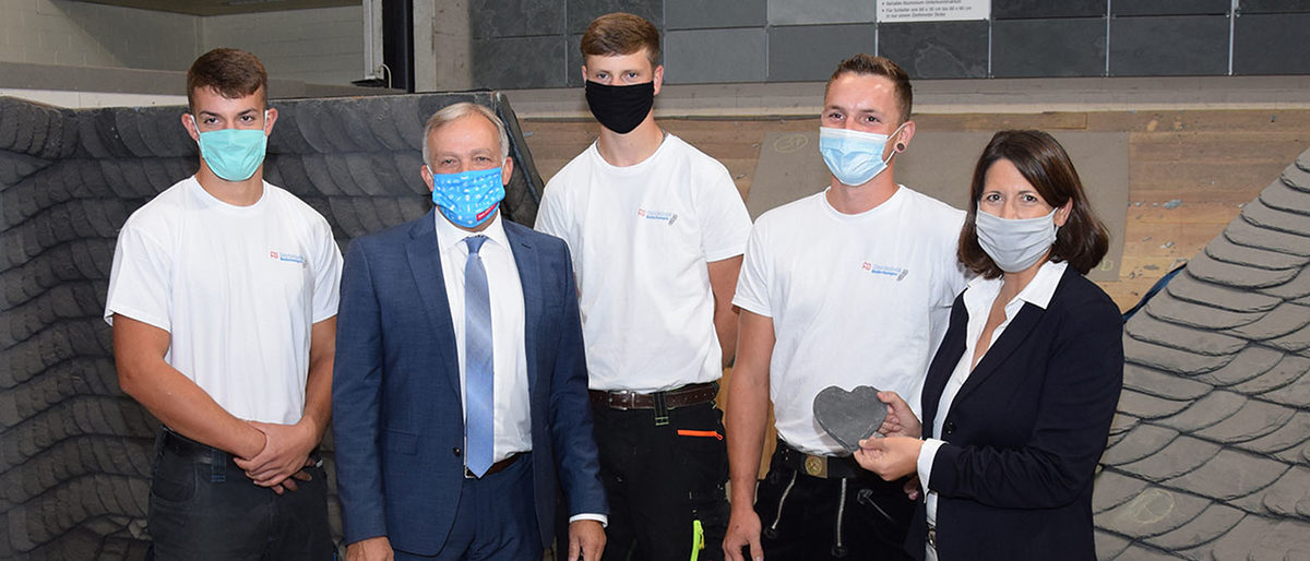 Hat ein Herz fürs Handwerk: Daniela Schmitt (von rechts) mit dem jahrgangsbesten Junggesellen Peter Dinkelbach und weiteren Lehrlingen des Dachdeckerunternehmens Krautscheid um ihren Geschäftsführer und Kammerpräsidenten Kurt Krautscheid (2.v.l.). Hat ein Herz fürs Handwerk: Daniela Schmitt (von rechts) mit dem jahrgangsbesten Junggesellen Peter Dinkelbach und weiteren Lehrlingen des Dachdeckerunternehmens Krautscheid um ihren Geschäftsführer und Kammerpräsidenten Kurt Krautscheid (2.v.l.).