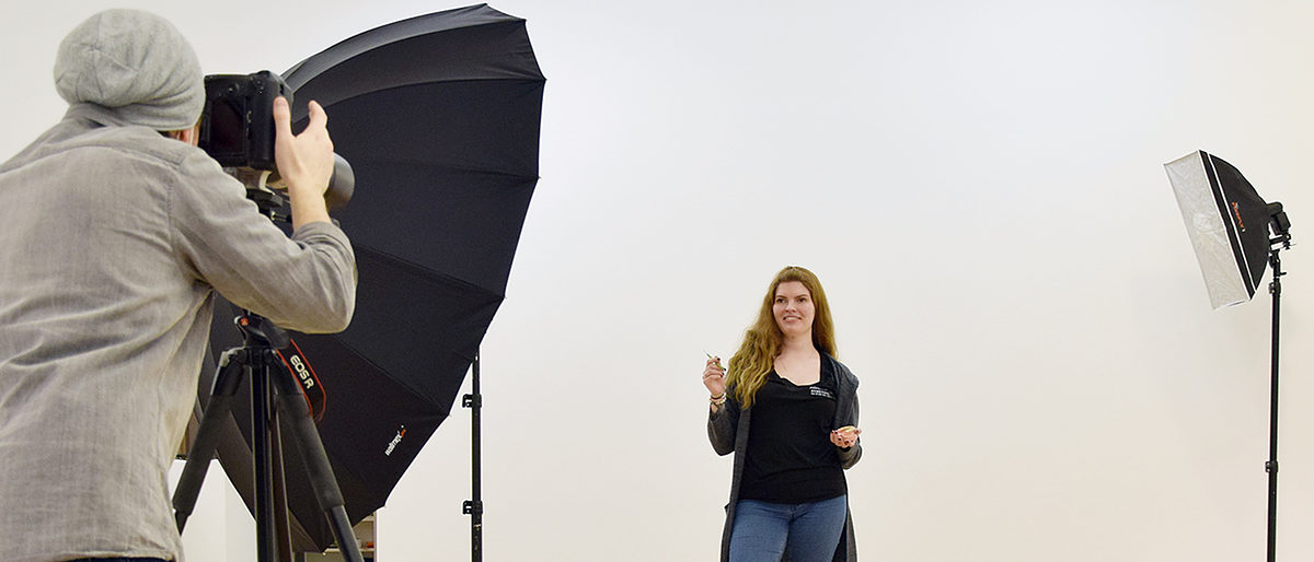 Ausbildungsbotschafterin Chantal Kilian beim Fotoshooting für die Aktion "Eine Woche ¿ Deine Chance". Die 23-Jährige ist Zahntechnikerin und möchte ihre guten Erfahrungen als Handwerkerin auch anderen Jugendlichen vermitteln. Ausbildungsbotschafterin Chantal Kilian beim Fotoshooting für die Aktion "Eine Woche ¿ Deine Chance". Die 23-Jährige ist Zahntechnikerin und möchte ihre guten Erfahrungen als Handwerkerin auch anderen Jugendlichen vermitteln.