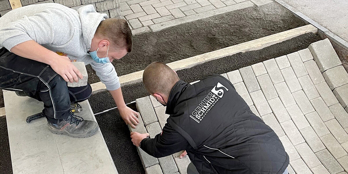 Das Handwerk im Kammerbezirk Koblenz startet mit viel Schwung ins neue Ausbildungsjahr. So hat sich die Zahl neu abgeschlossener Ausbildungsverträge im Straßenbauerhandwerk fast verdoppelt ¿ im Bild Lehrlinge im Rahmen der überbetrieblichen Lehrunterweisung bei der Handwerkskammer Koblenz. Das Handwerk im Kammerbezirk Koblenz startet mit viel Schwung ins neue Ausbildungsjahr. So hat sich die Zahl neu abgeschlossener Ausbildungsverträge im Straßenbauerhandwerk fast verdoppelt ¿ im Bild Lehrlinge im Rahmen der überbetrieblichen Lehrunterweisung bei der Handwerkskammer Koblenz.