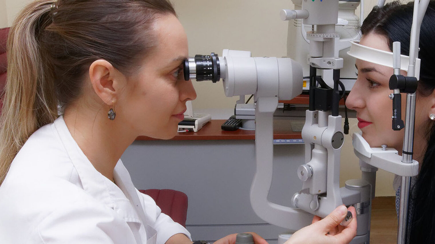 Augenoptikerin führt eine Untersuchung durch.