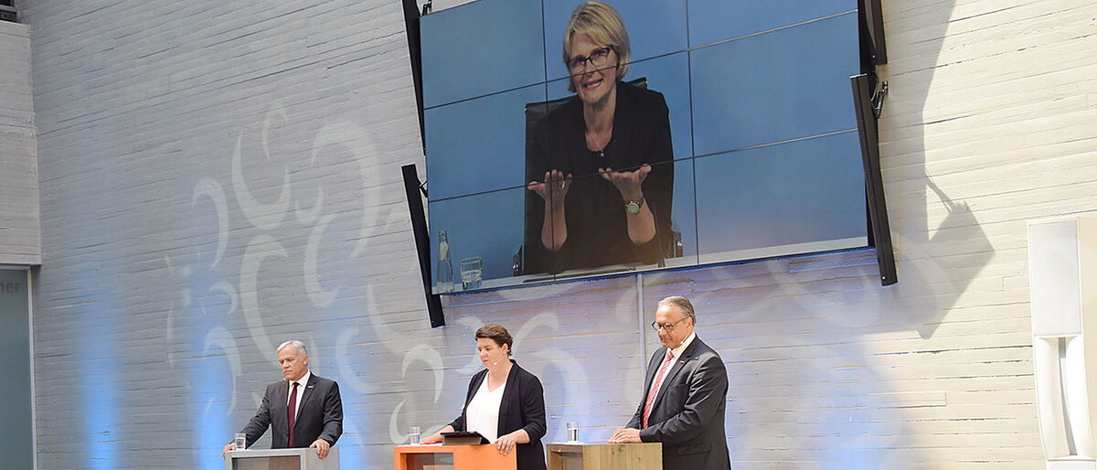 "Sommer der Berufsbildung" bei der HwK Koblenz: Zur Auftaktveranstaltung der bundesweiten Veranstaltung tauschte sich Bundesbildungsministerin Anja Karliczek online mit HwK-Hauptgeschäftsführer Ralf Hellrich (rechts) und Präsident Kurt Krautscheid (links) aus, moderiert durch Kristina Schmidt (Mitte). In der zweistündigen Veranstaltung brachten sich auch Schüler, Auszubildende, deren Ausbilder und Handwerker ein. "Sommer der Berufsbildung" bei der HwK Koblenz: Zur Auftaktveranstaltung der bundesweiten Veranstaltung tauschte sich Bundesbildungsministerin Anja Karliczek online mit HwK-Hauptgeschäftsführer Ralf Hellrich (rechts) und Präsident Kurt Krautscheid (links) aus, moderiert durch Kristina Schmidt (Mitte). In der zweistündigen Veranstaltung brachten sich auch Schüler, Auszubildende, deren Ausbilder und Handwerker ein.