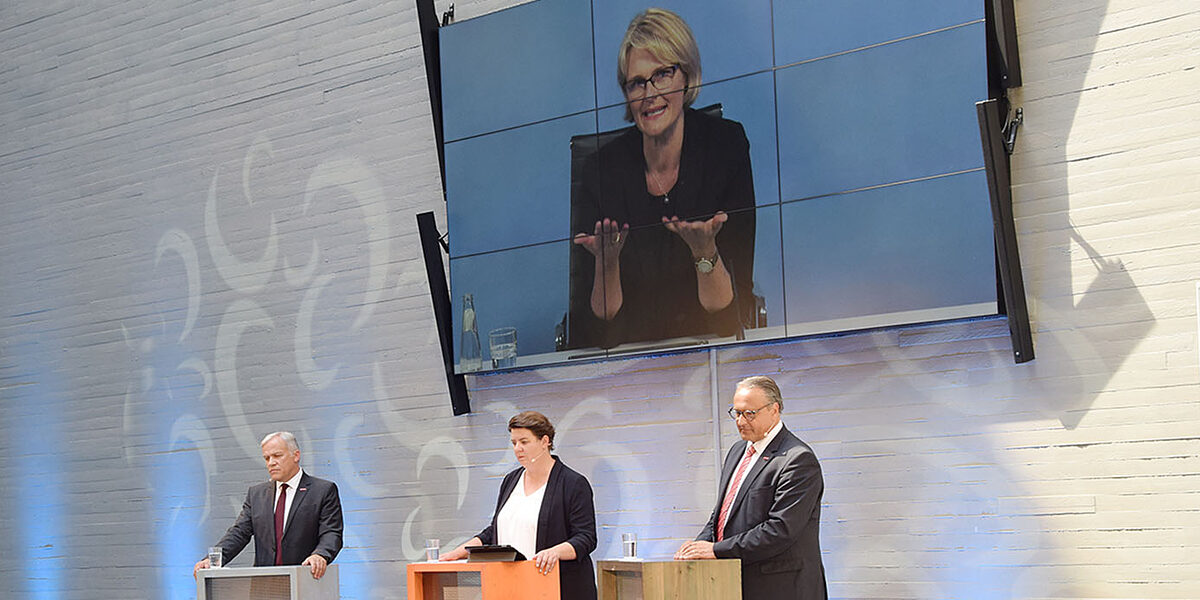 "Sommer der Berufsbildung" bei der HwK Koblenz: Zur Auftaktveranstaltung der bundesweiten Veranstaltung tauschte sich Bundesbildungsministerin Anja Karliczek online mit HwK-Hauptgeschäftsführer Ralf Hellrich (rechts) und Präsident Kurt Krautscheid (links) aus, moderiert durch Kristina Schmidt (Mitte). In der zweistündigen Veranstaltung brachten sich auch Schüler, Auszubildende, deren Ausbilder und Handwerker ein. "Sommer der Berufsbildung" bei der HwK Koblenz: Zur Auftaktveranstaltung der bundesweiten Veranstaltung tauschte sich Bundesbildungsministerin Anja Karliczek online mit HwK-Hauptgeschäftsführer Ralf Hellrich (rechts) und Präsident Kurt Krautscheid (links) aus, moderiert durch Kristina Schmidt (Mitte). In der zweistündigen Veranstaltung brachten sich auch Schüler, Auszubildende, deren Ausbilder und Handwerker ein.
