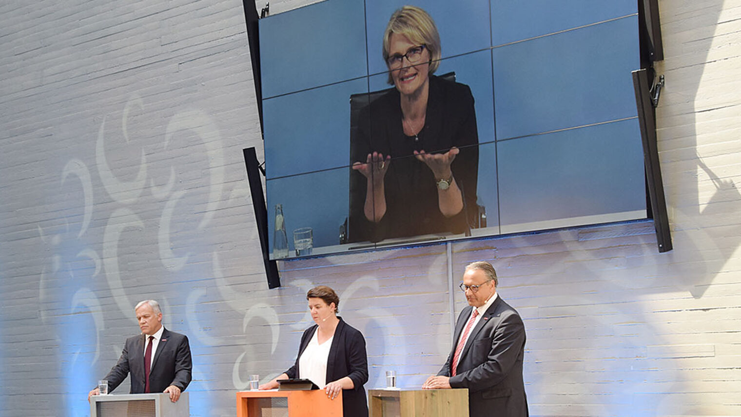 "Sommer der Berufsbildung" bei der HwK Koblenz: Zur Auftaktveranstaltung der bundesweiten Veranstaltung tauschte sich Bundesbildungsministerin Anja Karliczek online mit HwK-Hauptgeschäftsführer Ralf Hellrich (rechts) und Präsident Kurt Krautscheid (links) aus, moderiert durch Kristina Schmidt (Mitte). In der zweistündigen Veranstaltung brachten sich auch Schüler, Auszubildende, deren Ausbilder und Handwerker ein.