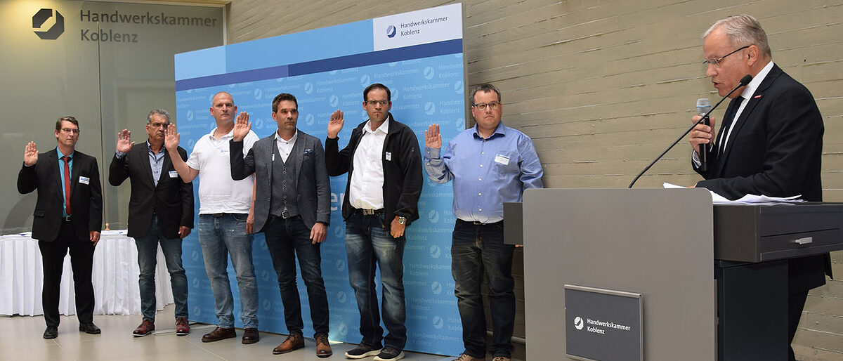 Im Rahmen des Sachverständigentages vereidigte die Handwerkskammer Koblenz (am Rednerpult Präsident Kurt Krautscheid) sechs neue Sachverständige. Im Rahmen des Sachverständigentages vereidigte die Handwerkskammer Koblenz (am Rednerpult Präsident Kurt Krautscheid) sechs neue Sachverständige.