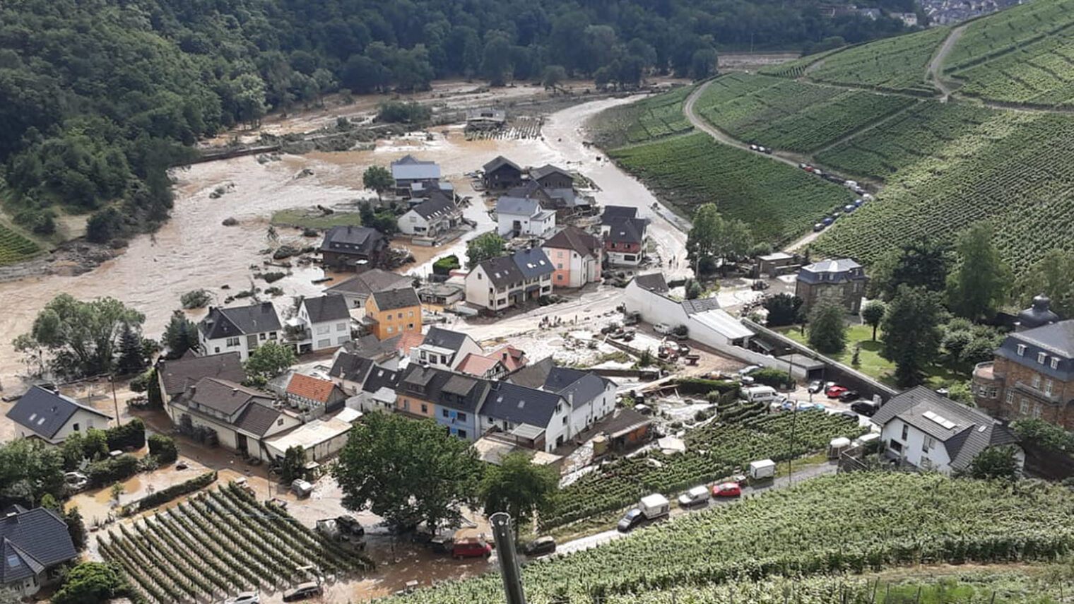Luftaufnahme von Dernau und den Schäden durch das Hochwasser
