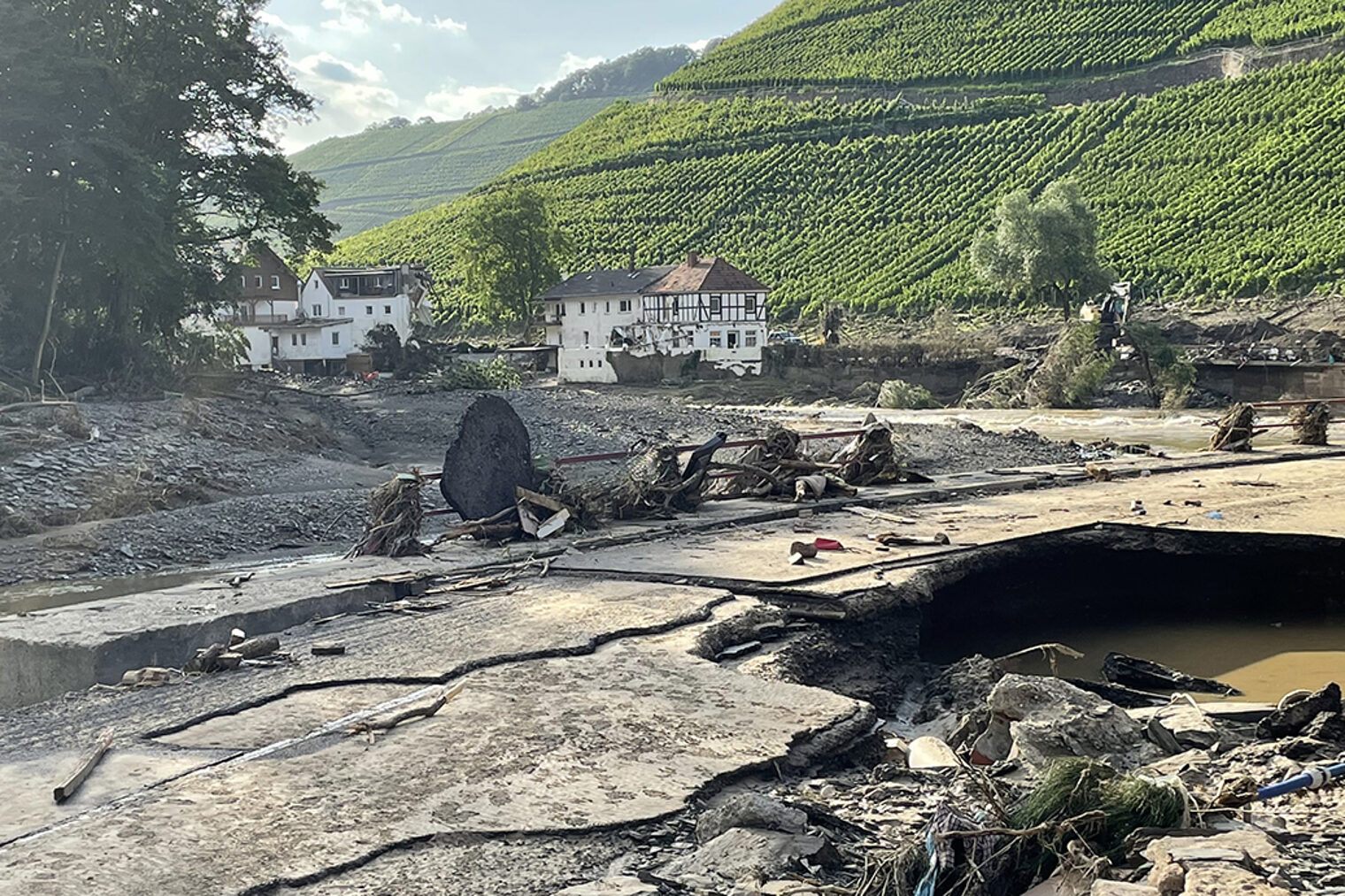 Bild einer zerstörten Straße im Ahrtal