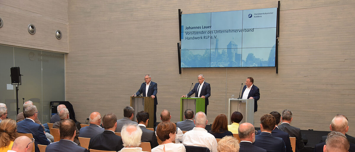 Die Landeshandwerkskonferenz bei der HwK Koblenz stellte das Hochwasser, den Stand bei den bisherigen Aufräumarbeiten und die nächsten Schritte beim Wiederaufbau des Ahrtals in den Mittelpunkt. Die Landeshandwerkskonferenz bei der HwK Koblenz stellte das Hochwasser, den Stand bei den bisherigen Aufräumarbeiten und die nächsten Schritte beim Wiederaufbau des Ahrtals in den Mittelpunkt.
