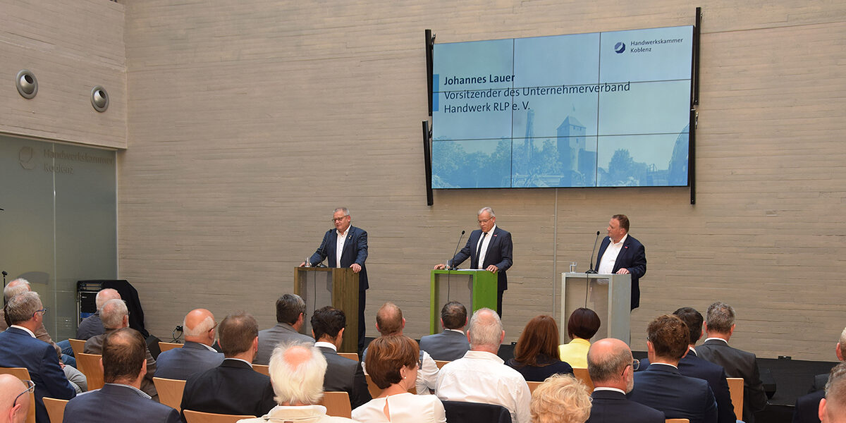 Die Landeshandwerkskonferenz bei der HwK Koblenz stellte das Hochwasser, den Stand bei den bisherigen Aufräumarbeiten und die nächsten Schritte beim Wiederaufbau des Ahrtals in den Mittelpunkt. Die Landeshandwerkskonferenz bei der HwK Koblenz stellte das Hochwasser, den Stand bei den bisherigen Aufräumarbeiten und die nächsten Schritte beim Wiederaufbau des Ahrtals in den Mittelpunkt.