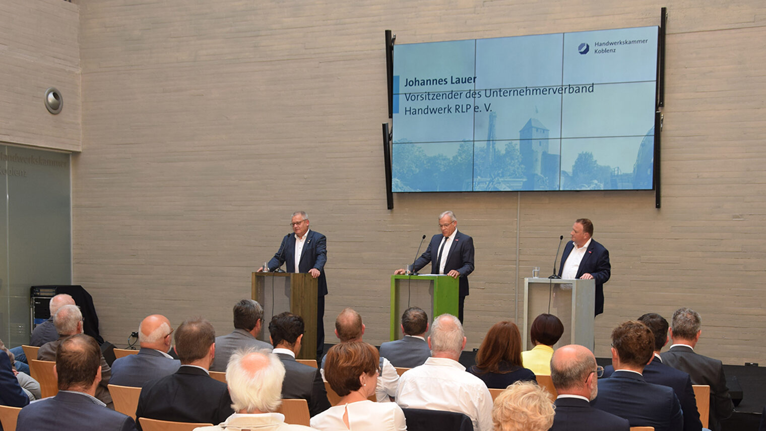 Die Landeshandwerkskonferenz bei der HwK Koblenz stellte das Hochwasser, den Stand bei den bisherigen Aufräumarbeiten und die nächsten Schritte beim Wiederaufbau des Ahrtals in den Mittelpunkt.