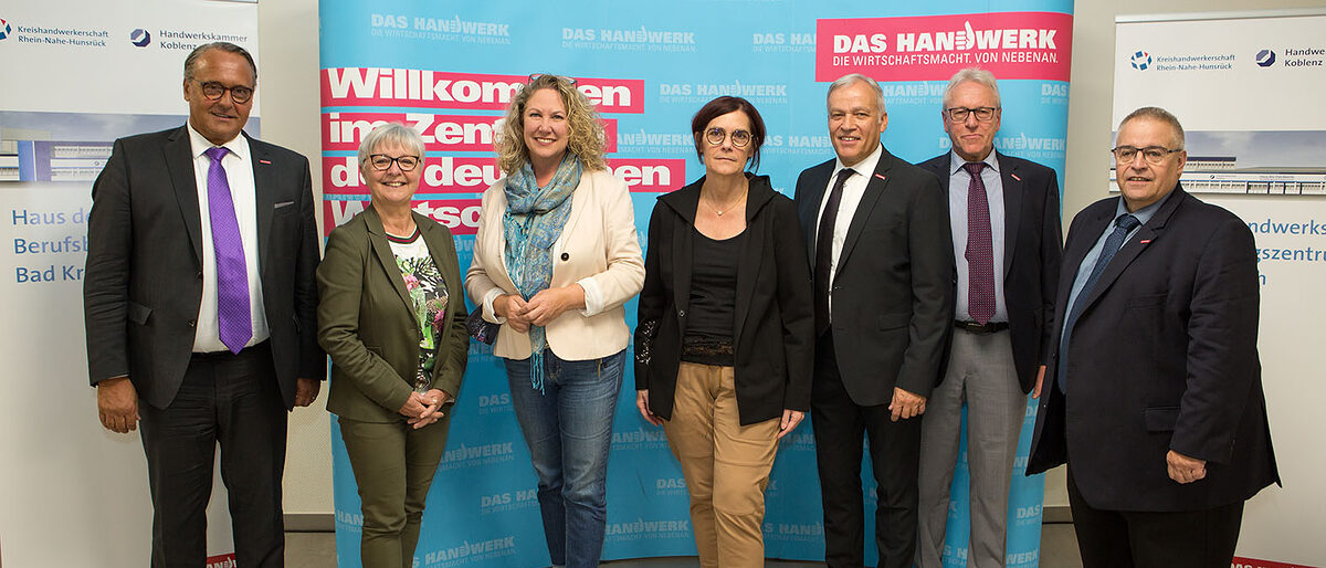 Das Handwerk und die Politik feiern das neue "Haus des Handwerks" in Bad Kreuznach, von link: HwK-Hauptgeschäftsführer Ralf Hellrich, Leiterin der Agentur für Arbeit Bad Kreuznach Gundula Sutter, Landrätin Bettina Dickes, Landeswirtschaftsstaatssekretärin Petra Dick-Walther, Kammerpräsident Kurt Krautscheid, Gerhard Schlau sowie Kreishandwerksmeister Peter Mumbauer. Das Handwerk und die Politik feiern das neue "Haus des Handwerks" in Bad Kreuznach, von link: HwK-Hauptgeschäftsführer Ralf Hellrich, Leiterin der Agentur für Arbeit Bad Kreuznach Gundula Sutter, Landrätin Bettina Dickes, Landeswirtschaftsstaatssekretärin Petra Dick-Walther, Kammerpräsident Kurt Krautscheid, Gerhard Schlau sowie Kreishandwerksmeister Peter Mumbauer.