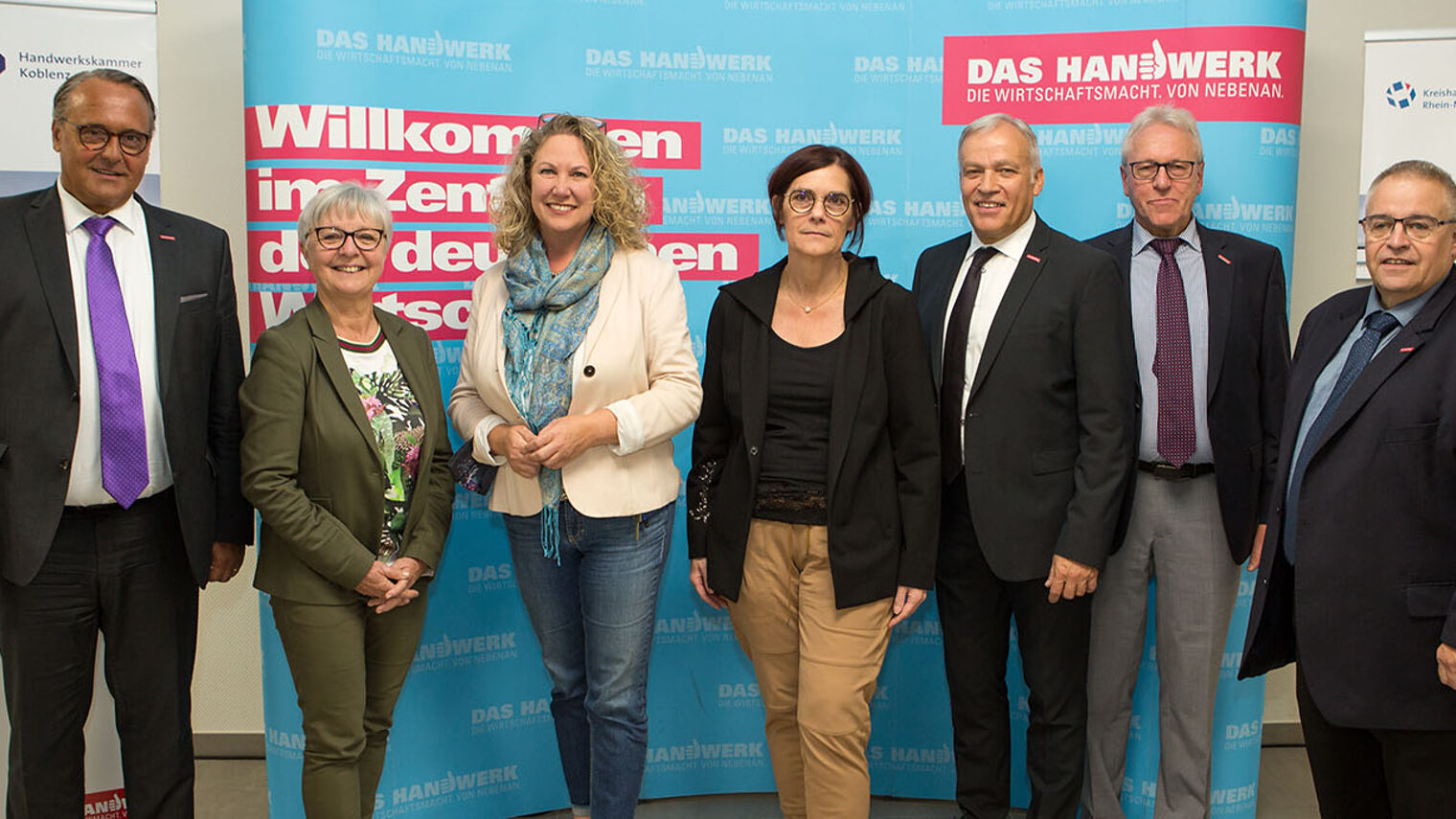 Das Handwerk und die Politik feiern das neue "Haus des Handwerks" in Bad Kreuznach, von link: HwK-Hauptgeschäftsführer Ralf Hellrich, Leiterin der Agentur für Arbeit Bad Kreuznach Gundula Sutter, Landrätin Bettina Dickes, Landeswirtschaftsstaatssekretärin Petra Dick-Walther, Kammerpräsident Kurt Krautscheid, Gerhard Schlau sowie Kreishandwerksmeister Peter Mumbauer.