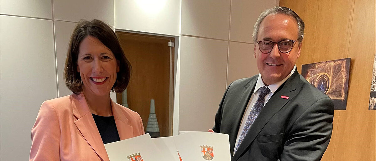 So funktioniert der Start ins Berufsleben Wirtschaftsministerin Daniela Schmitt überreichte die beiden Förderbescheide von Bund und Land für das Projekt "KAUSA".