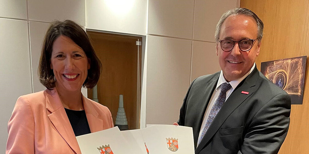 So funktioniert der Start ins Berufsleben Wirtschaftsministerin Daniela Schmitt überreichte die beiden Förderbescheide von Bund und Land für das Projekt "KAUSA".