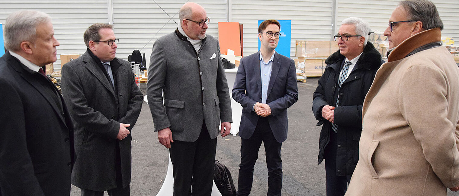 Vor-Ort-Gespräch im "Logistik-Zentrum Hochwasser Ahr" Vor-Ort-Gespräch im "Logistik-Zentrum Hochwasser Ahr"