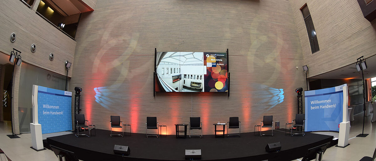Das Forum im Zentrum für Ernährung und Gesundheit der Handwerkskammer Koblenz ist am 5. Mai Treffpunkt für die "Koblenzer Gespräche", ein Expertenforum von Vertretern aus Wirtschaft, Politik und Wissenschaft, an dem maximal 100 Besucher vor Ort "live" teilnehmen können. Das Forum im Zentrum für Ernährung und Gesundheit der Handwerkskammer Koblenz ist am 5. Mai Treffpunkt für die "Koblenzer Gespräche", ein Expertenforum von Vertretern aus Wirtschaft, Politik und Wissenschaft, an dem maximal 100 Besucher vor Ort "live" teilnehmen können.