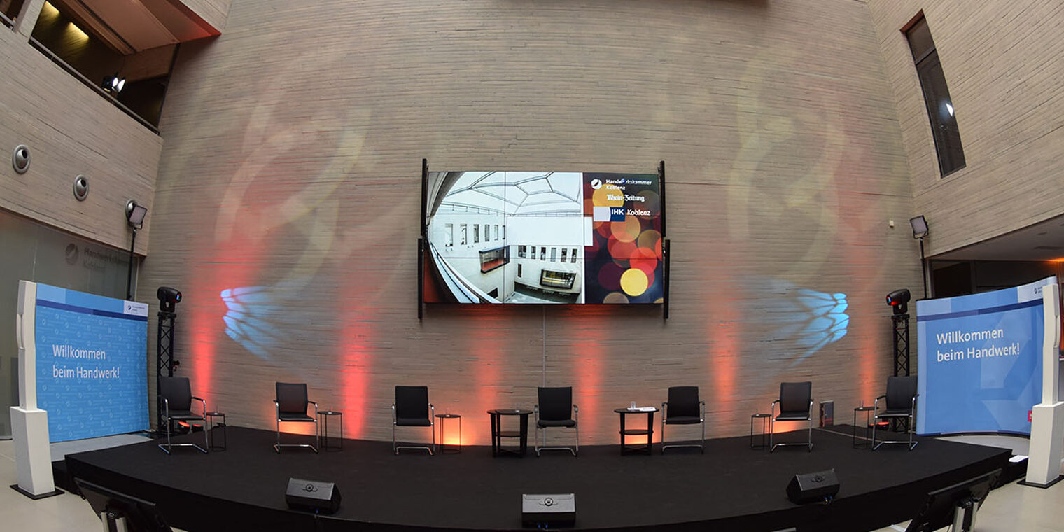 Das Forum im Zentrum für Ernährung und Gesundheit der Handwerkskammer Koblenz ist am 5. Mai Treffpunkt für die "Koblenzer Gespräche", ein Expertenforum von Vertretern aus Wirtschaft, Politik und Wissenschaft, an dem maximal 100 Besucher vor Ort "live" teilnehmen können. Das Forum im Zentrum für Ernährung und Gesundheit der Handwerkskammer Koblenz ist am 5. Mai Treffpunkt für die "Koblenzer Gespräche", ein Expertenforum von Vertretern aus Wirtschaft, Politik und Wissenschaft, an dem maximal 100 Besucher vor Ort "live" teilnehmen können.