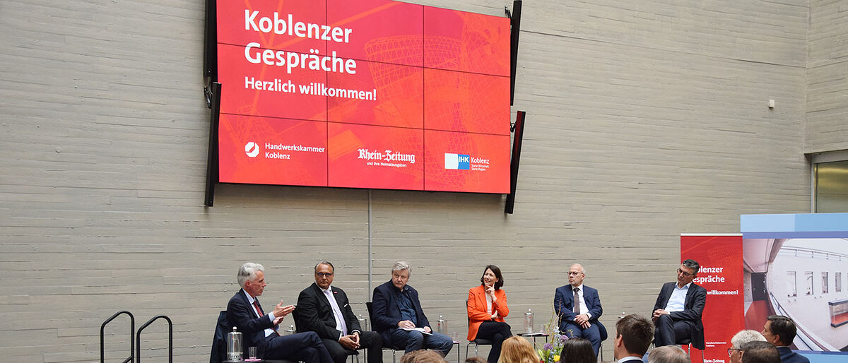Premiere der "Koblenzer Gespräche" v. li. n. r.: Prof. Dr. Stefan Spinler , Ralf Hellrich, Lars Hennemann, Daniela Schmitt, Wolfgang Küster und Walter Müller