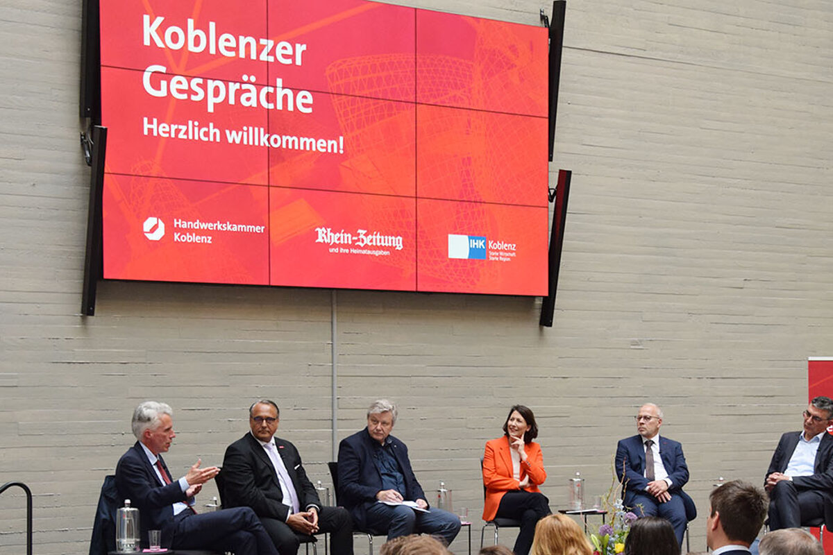 Premiere der "Koblenzer Gespräche" v. li. n. r.: Prof. Dr. Stefan Spinler , Ralf Hellrich, Lars Hennemann, Daniela Schmitt, Wolfgang Küster und Walter Müller