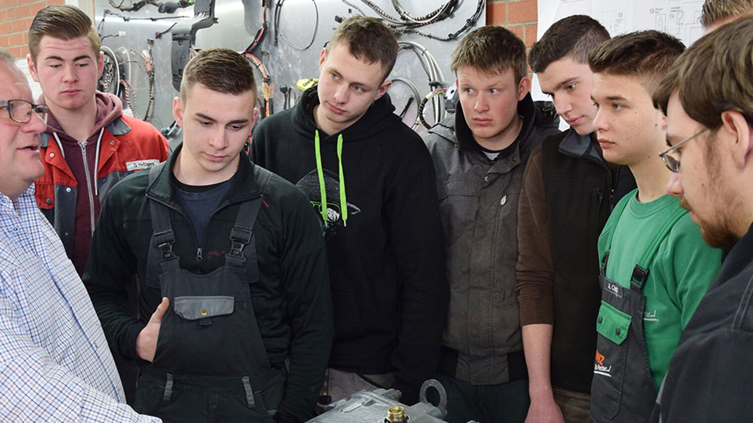 Jungbluth Baumaschinen unterstützt HwK-Ausbildung mit Komponenten aktueller Baumaschinen