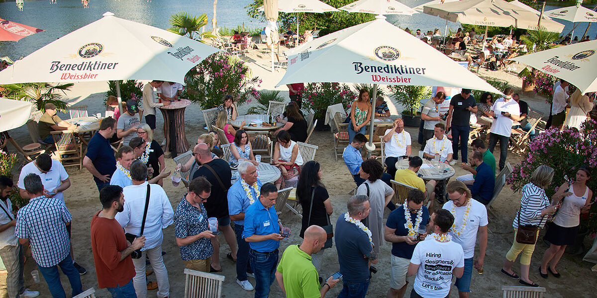 Besucher der Veranstaltung "StartUpBeach" am Koblenzer Stattstrand