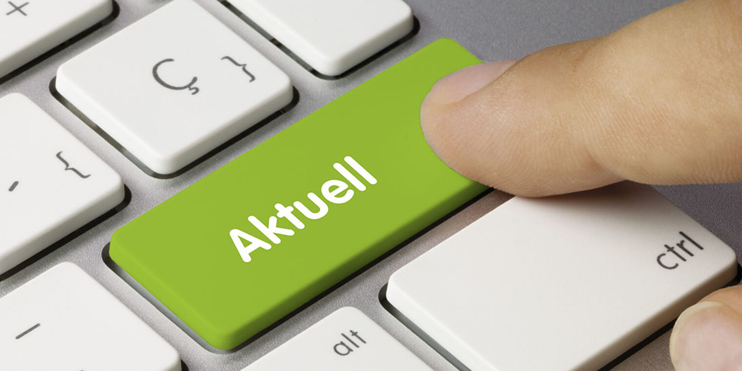 Ausschnitt einer Computer-Tastatur, grüne Taste mit Aufschrift Aktuelles