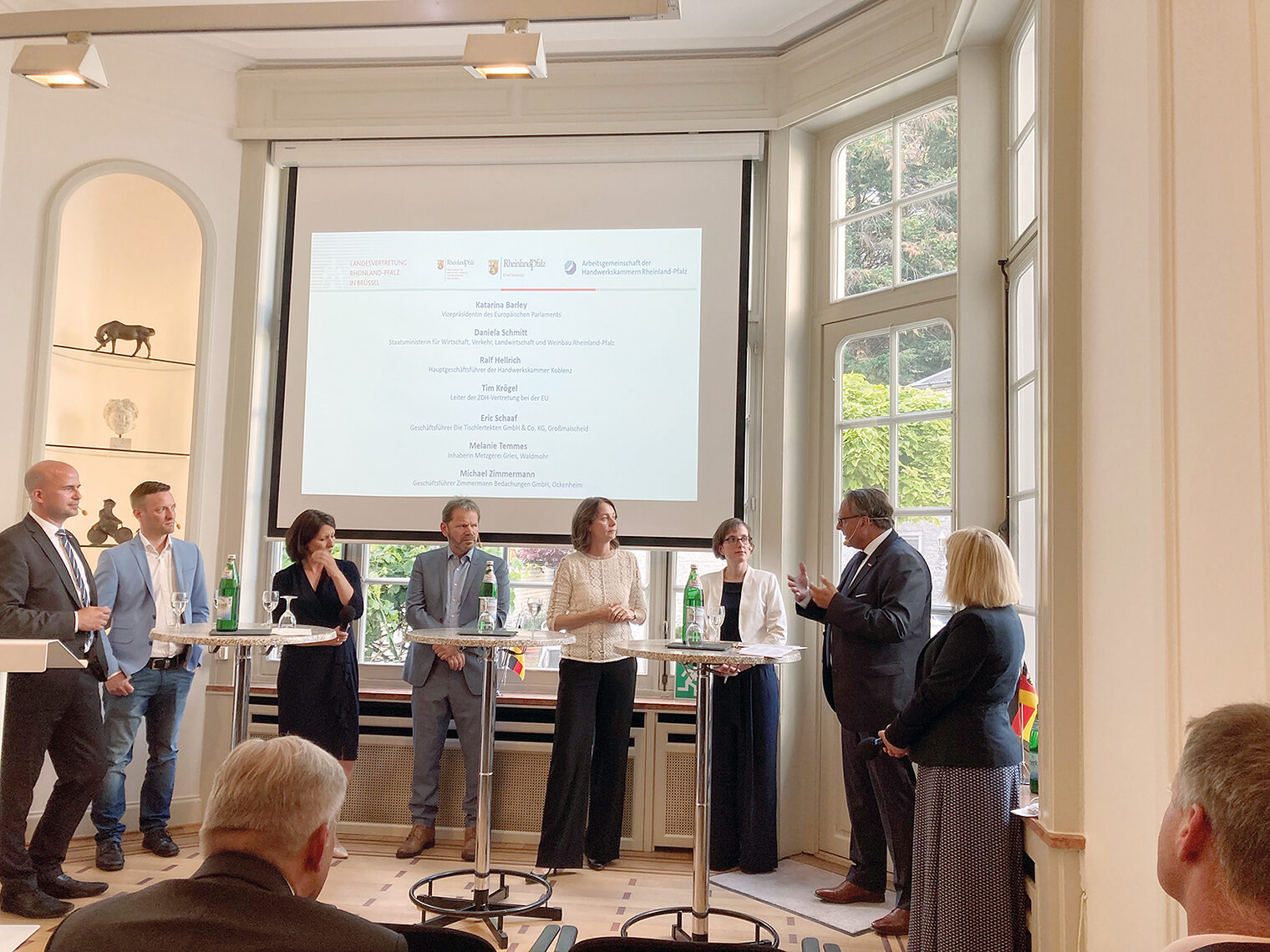 Ralf Hellrich (2.v.r.) stellt in der rheinland-pfälzischen Landesvertretung in Brüssel die Rolle des Handwerks für die erfolgreiche Umsetzung des ¿European Green Deals¿ heraus. An der Podiumsdiskussion nahmen Unternehmer des Handwerks teil wie auch Katarina Barley (4.v.r.), Vizepräsidentin des Europäischen Parlaments sowie Wirtschaftsministerin Daniela Schmitt (3.v.l.). Ralf Hellrich (2.v.r.) stellt in der rheinland-pfälzischen Landesvertretung in Brüssel die Rolle des Handwerks für die erfolgreiche Umsetzung des ¿European Green Deals¿ heraus. An der Podiumsdiskussion nahmen Unternehmer des Handwerks teil wie auch Katarina Barley (4.v.r.), Vizepräsidentin des Europäischen Parlaments sowie Wirtschaftsministerin Daniela Schmitt (3.v.l.).