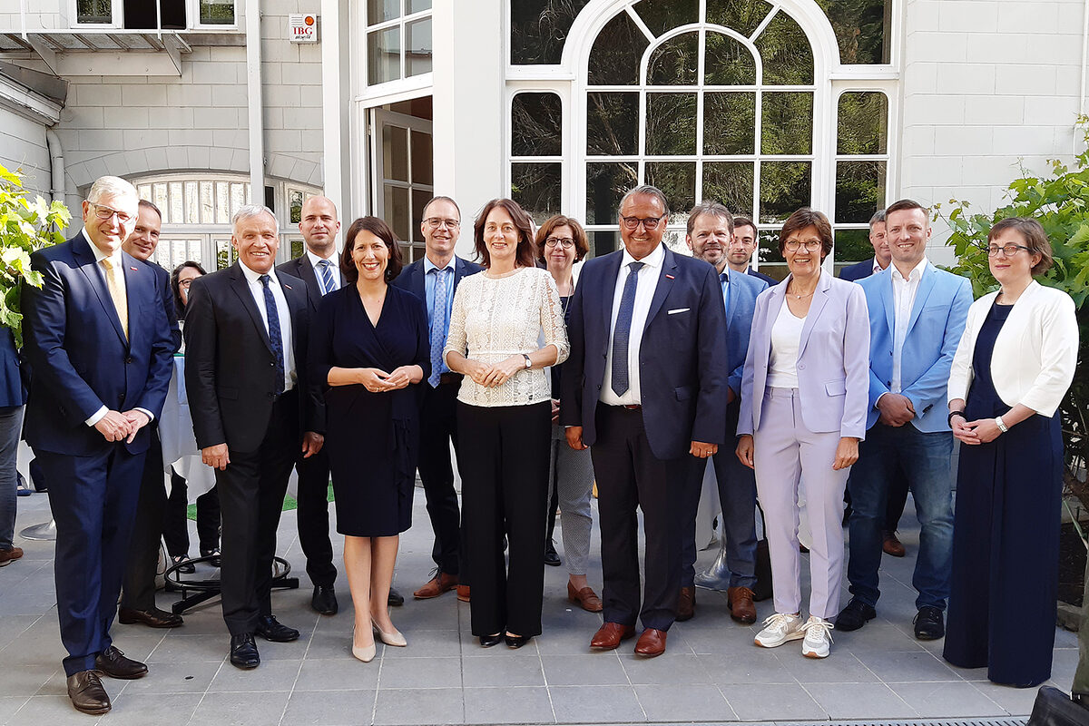 Katarina Barley (v. M.) und Daniela Schmitt (v., 3.v.l.) mit den Vertretern des rheinland-pfälzischen Handwerks um Kurt Krautscheid (3.v.l.) und Ralf Hellrich (v., 4.v.r.). Katarina Barley (v. M.) und Daniela Schmitt (v., 3.v.l.) mit den Vertretern des rheinland-pfälzischen Handwerks um Kurt Krautscheid (3.v.l.) und Ralf Hellrich (v., 4.v.r.).