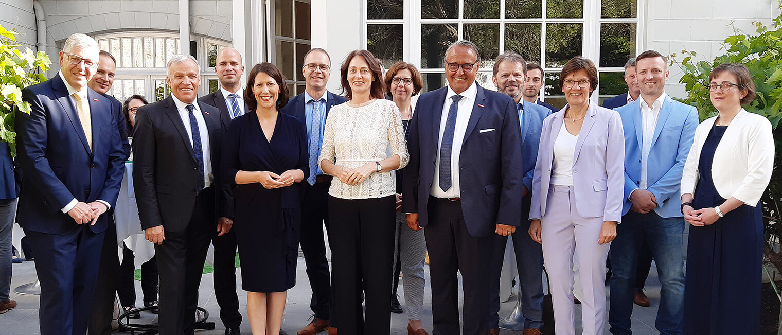 Katarina Barley (v. M.) und Daniela Schmitt (v., 3.v.l.) mit den Vertretern des rheinland-pfälzischen Handwerks um Kurt Krautscheid (3.v.l.) und Ralf Hellrich (v., 4.v.r.). Katarina Barley (v. M.) und Daniela Schmitt (v., 3.v.l.) mit den Vertretern des rheinland-pfälzischen Handwerks um Kurt Krautscheid (3.v.l.) und Ralf Hellrich (v., 4.v.r.).