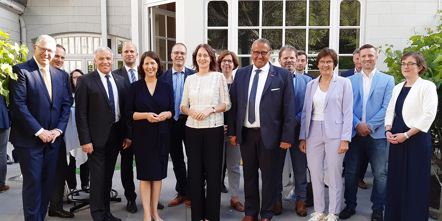 Katarina Barley (v. M.) und Daniela Schmitt (v., 3.v.l.) mit den Vertretern des rheinland-pfälzischen Handwerks um Kurt Krautscheid (3.v.l.) und Ralf Hellrich (v., 4.v.r.). Katarina Barley (v. M.) und Daniela Schmitt (v., 3.v.l.) mit den Vertretern des rheinland-pfälzischen Handwerks um Kurt Krautscheid (3.v.l.) und Ralf Hellrich (v., 4.v.r.).