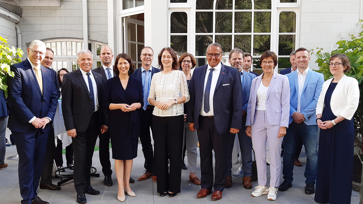 Katarina Barley (v. M.) und Daniela Schmitt (v., 3.v.l.) mit den Vertretern des rheinland-pfälzischen Handwerks um Kurt Krautscheid (3.v.l.) und Ralf Hellrich (v., 4.v.r.).