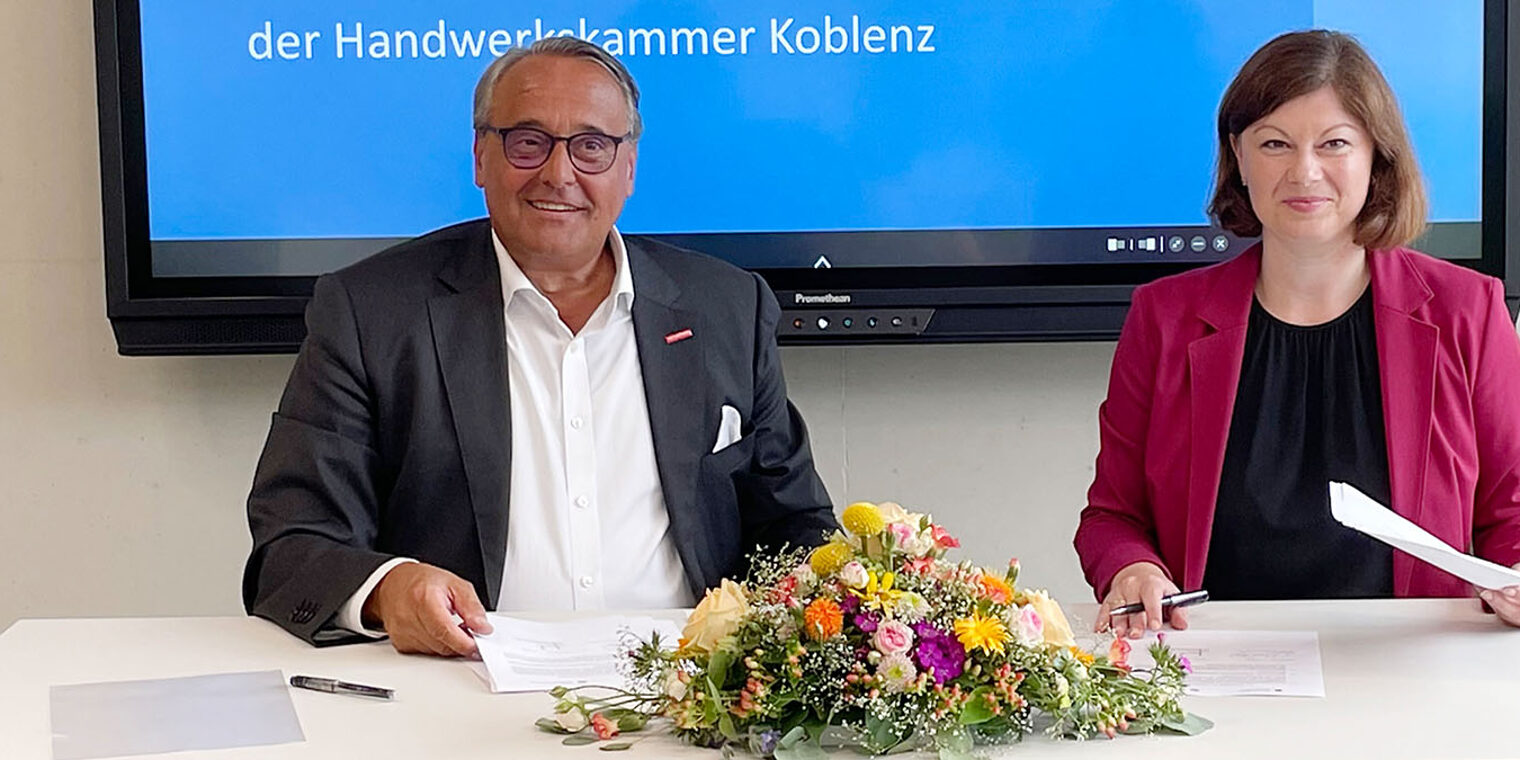 Staatssekretärin Nicole Steingaß (r.) und HwK-Hauptgeschäftsführer Ralf Hellrich
