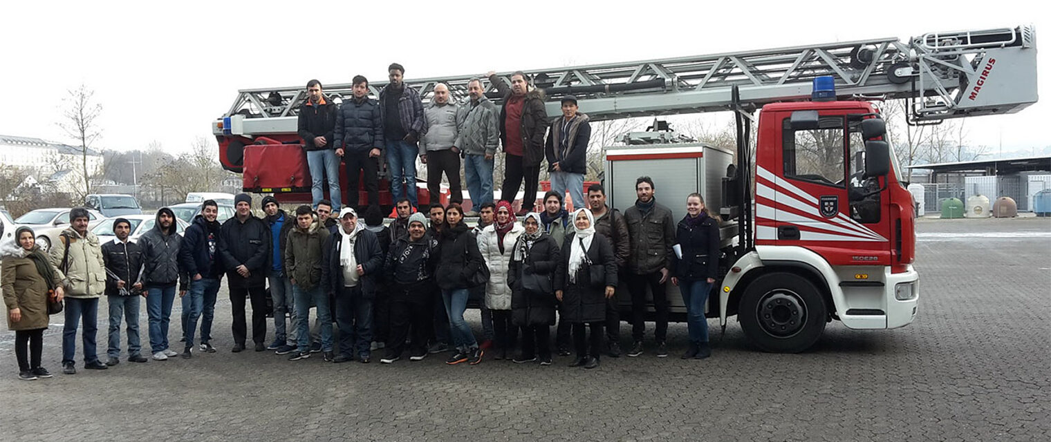 Im Rahmen des Projekts KomPAS besuchten Flüchtlinge die Berufsfeuerwehr in Koblenz