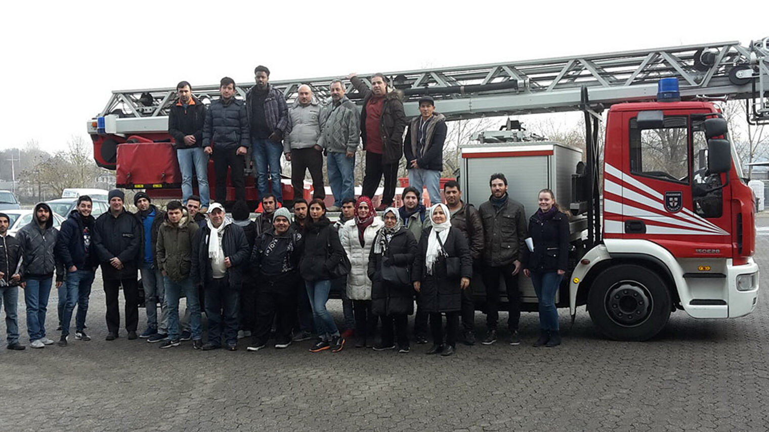 Im Rahmen des Projekts KomPAS besuchten Flüchtlinge die Berufsfeuerwehr in Koblenz