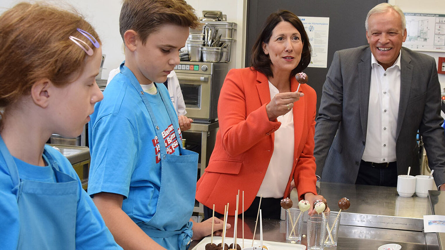 HwK-Präsident Kurt Krautscheid (v.r.) besuchte mit Wirtschaftsministerin Daniela Schmitt den Ferienkurs "Zukunft Backen".
