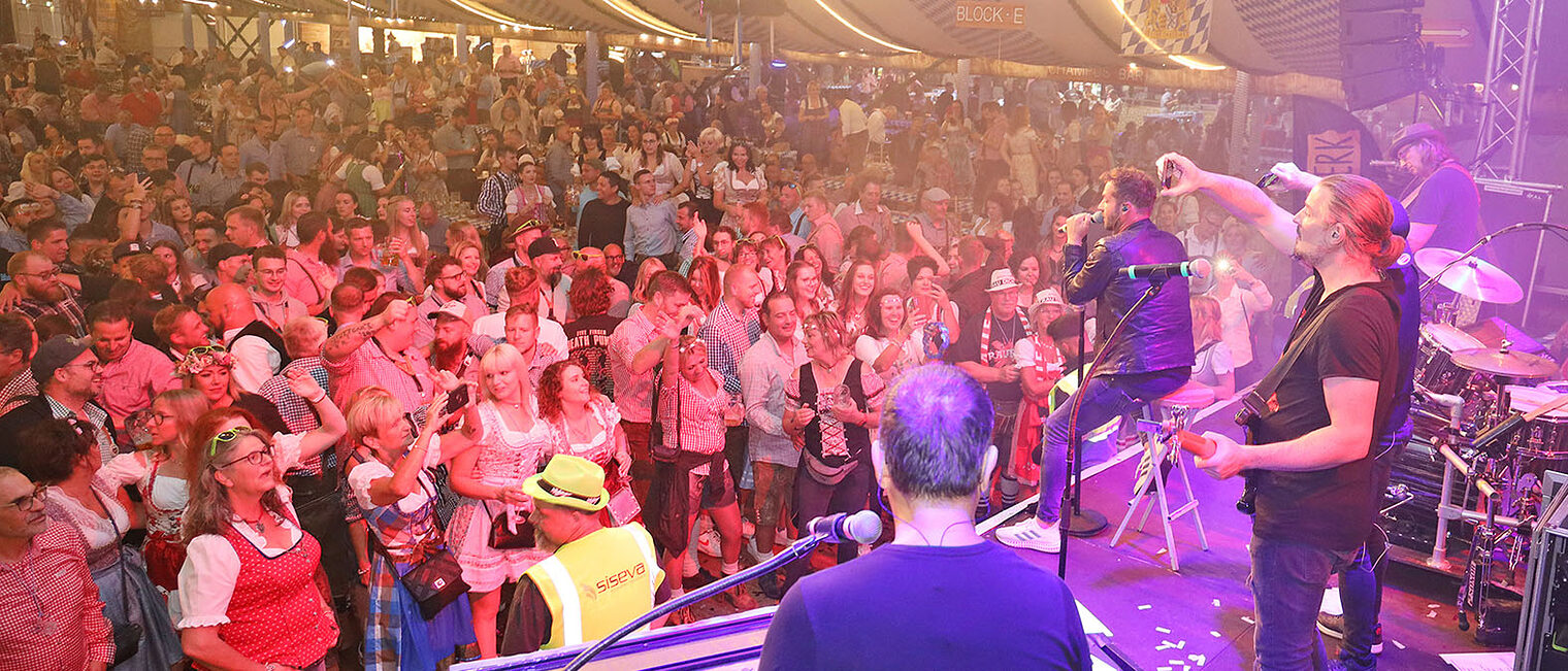 Volles Wiesn-Zelt in Koblenz mit mehr als 2.000 Gästen