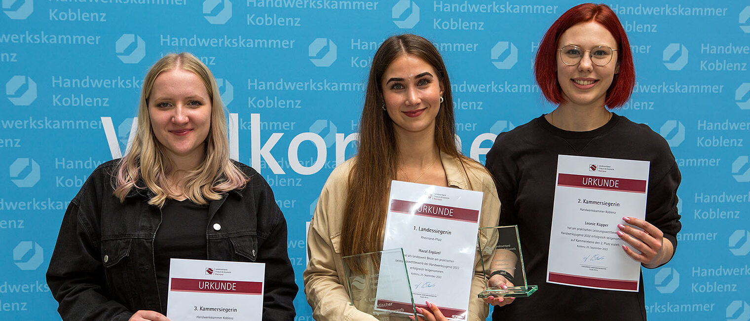 Die besten drei Nachwuchsfriseurinnen aus dem nördlichen Rheinland-Pfalz sind (von links) die Drittplatzierte Annika Maj-Britt Seibel, Landessiegerin Hazal Ergüzel und die Zweitplatzierte Leonie Küpper. Die besten drei Nachwuchsfriseurinnen aus dem nördlichen Rheinland-Pfalz