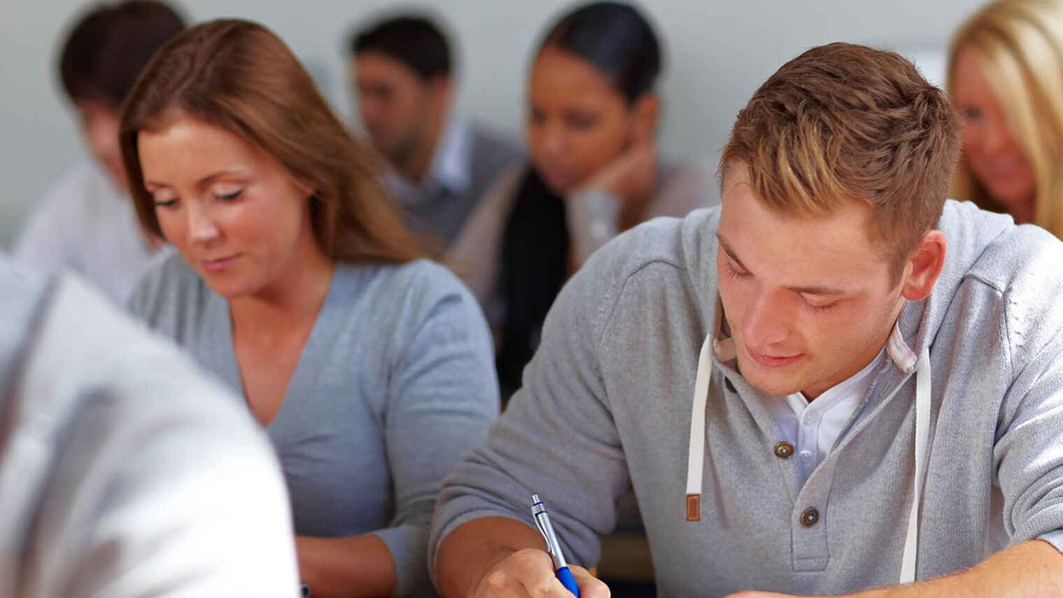 Auszubildende lernen im Seminar.