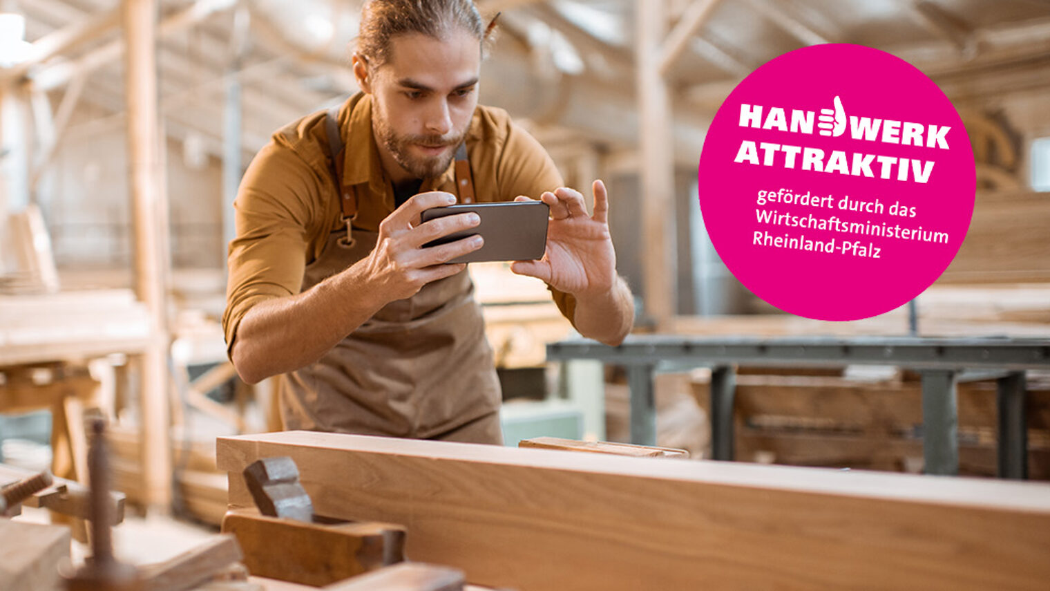 Ein Handwerker filmt seine Arbeit mit dem Smartphone, dazu das Logo "Handwerk attraktiv Rheinland-Pfalz".