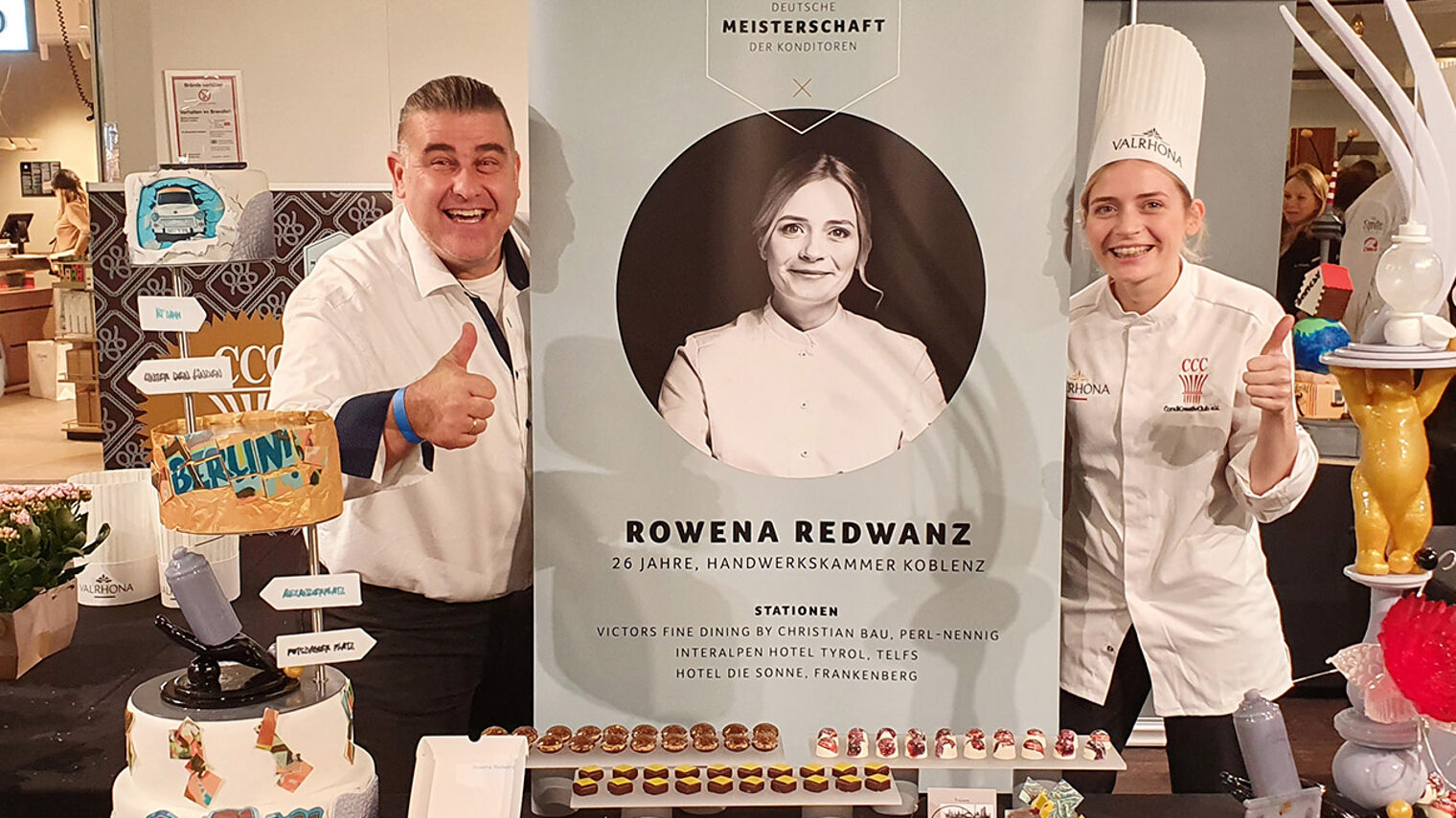 Rowena Redwanz (rechts) hat sich bei der deutschen Meisterschaft in Berlin mit ihrem handwerklichen Können und kreativer Raffinesse als Konditorin des Jahres 2022 durchgesetzt ¿ in der Wettbewerbsvorbereitung und vor Ort im Berliner "Kaufhaus des Westens" unterstützt von Joachim Schäfer, HwK-Fachbereichskoordinator Ernährung, der sich freuen konnte, dass ein "Eigengewächs" der HwK den Siegerpokal erringen konnte.