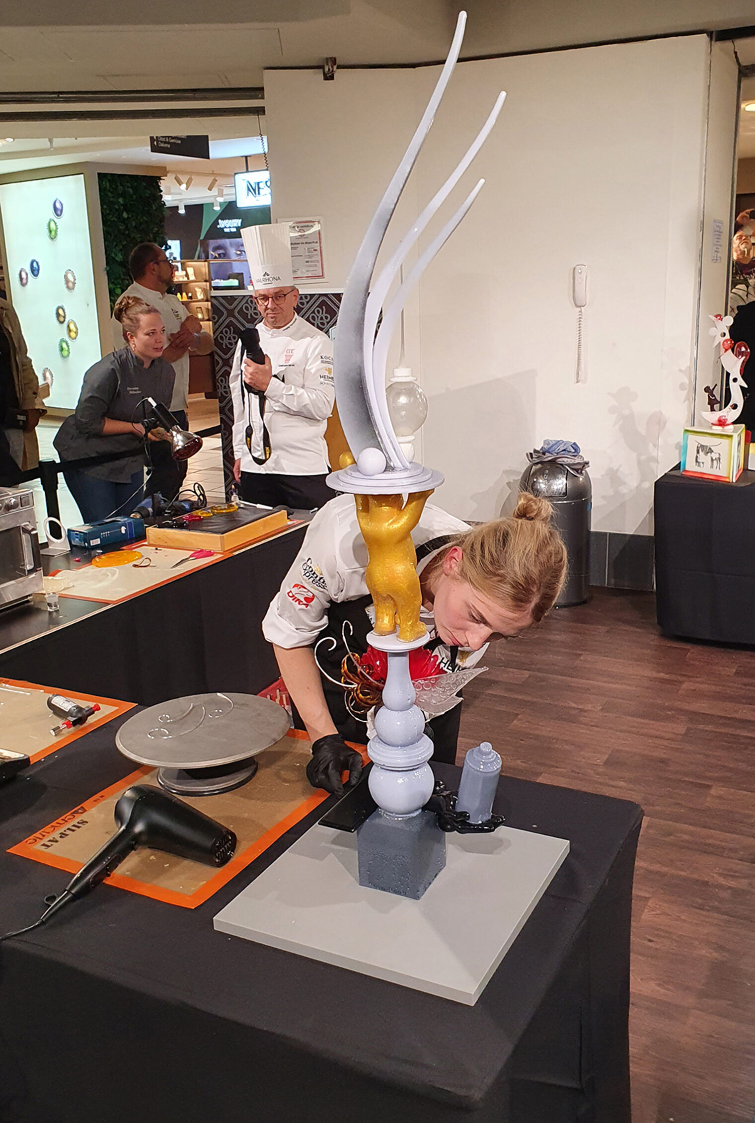 Rowena Redwanz mit Ihrem Schaustück bei der deutschen Meisterschaft in Berlin
