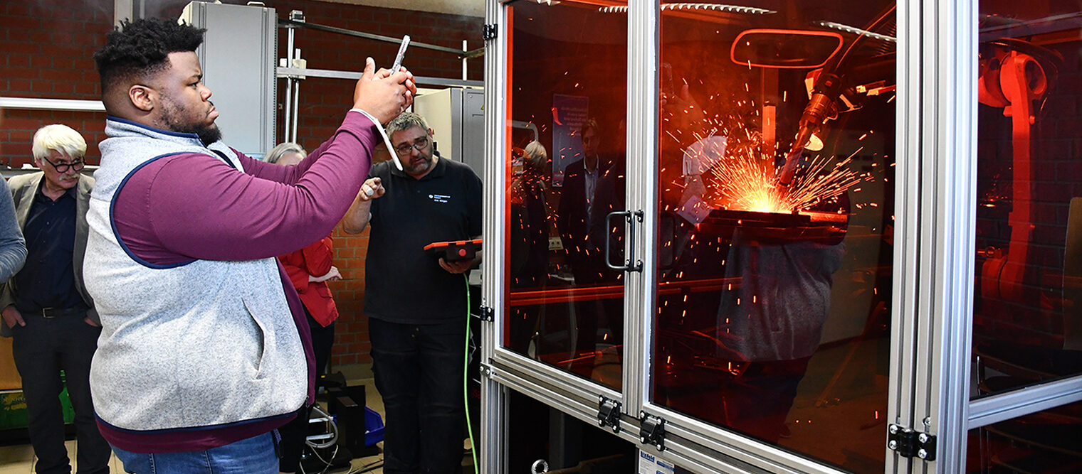 Die US-Delegation war beeindruckt von den vielfältigen Möglichkeiten, die die duale Ausbildung in Deutschland bietet und von den modernen Schulungsangeboten im METZ der Handwerkskammer Koblenz, im Bild der Ausbildungsbereich für Schweißer.