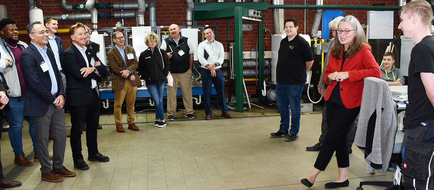 Die Delegation von Ausbildungsbeauftragten aus den USA nutzte in den HwK-Bildungswerkstätten ¿ im Bild für Sanitär-, Heizungs- und Klima-Handwerker ¿ die Chance für den direkten Austausch mit Lehrlingen, Ausbildern und den Ausbildungsexperten der Handwerkskammer.