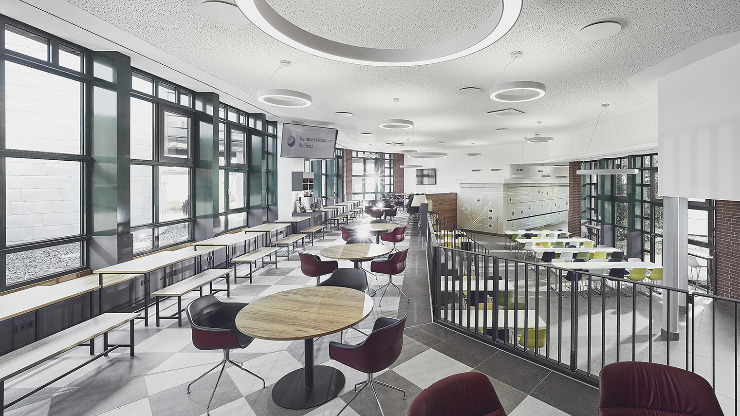 Das moderne Mensagebäude hat eine Gesamtfläche von rund 870 m². Es beherbergt neben dem Speiseraum auch einen Loungebereich und drei Seminarräume für Hybridunterricht.