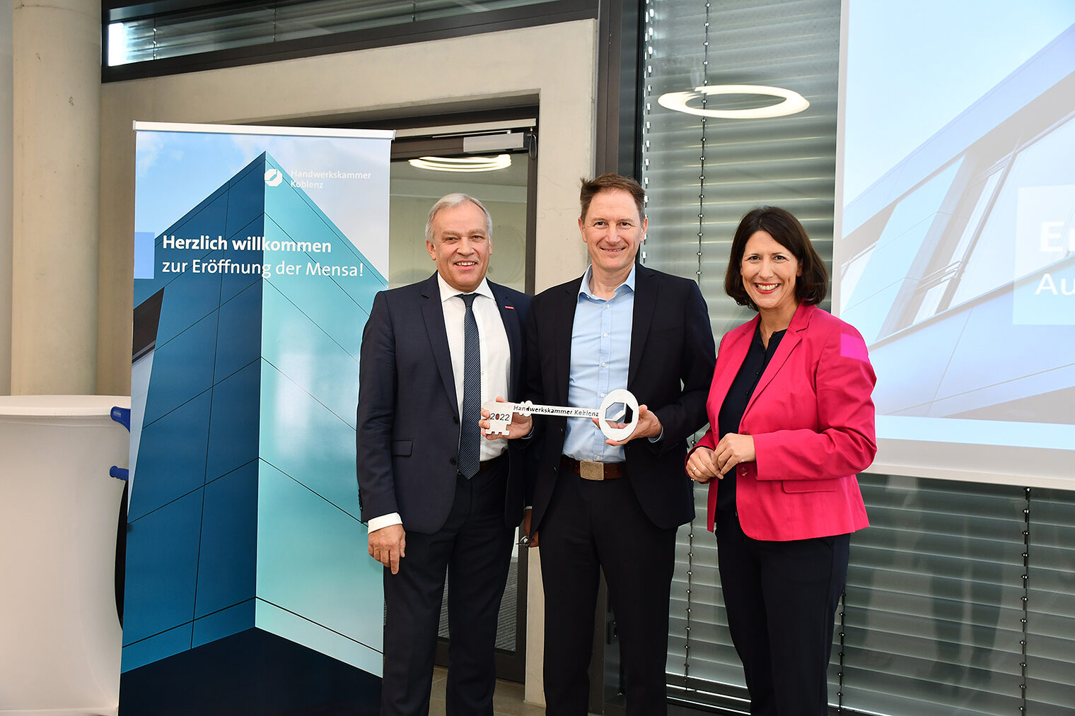 Über die Eröffnung der modernen und gleichzeitig gemütlichen Mensa freuten sich (von links) Kurt Krautscheid, Präsident der Handwerkskammer Koblenz, Architekt Peter Pesau und die rheinland-pfälzische Wirtschaftsministerin Daniela Schmitt.