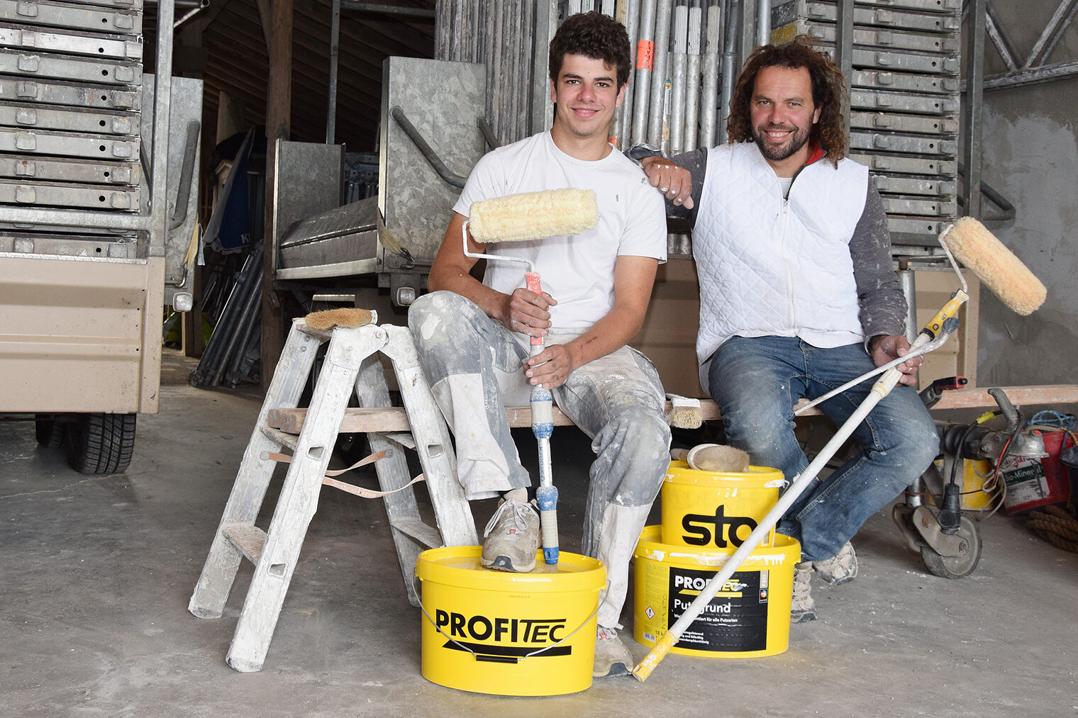 WM-Finalist Ben-Luca Franzmann (links) mit Vater Timo, der den Sohn im Familienbetrieb ausgebildet hat. Bei der Berufs-Weltmeisterschaft ¿World Skills¿ im italienischen Bozen konnte Ben-Luca den hervorragenden fünften Platz erreichen und zählt so zu den Top-Five der weltweiten Malerelite.