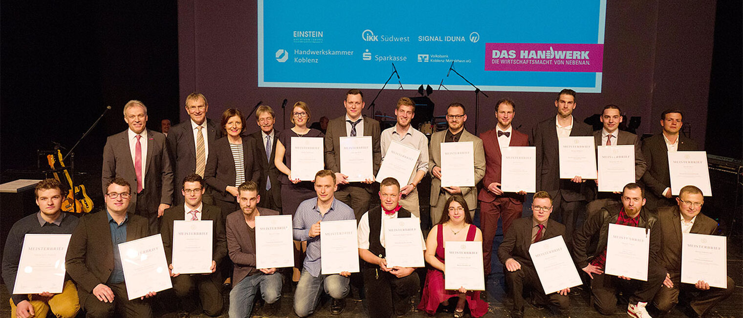 Die Besten aus 21 Handwerksberufen präsentieren auf der Bühne ihre Meisterbriefe. Die Besten aus 21 Handwerksberufen präsentieren auf der Bühne ihre Meisterbriefe.