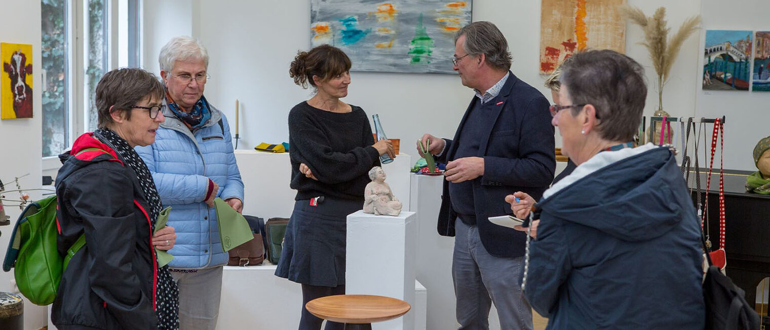Rechts und links im Bild sind Ausstellerinnen der Winterausstellung im Gespräch.