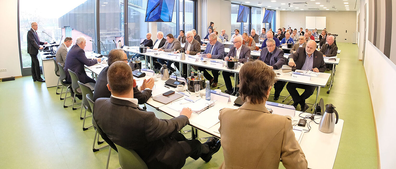 Die Vollversammlung im Metall- und Technologiezentrum der HwK Koblenz. Die Vollversammlung im Metall- und Technologiezentrum der HwK Koblenz.